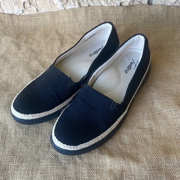 Trotters Black and Tan Mules - Picture 11 of 12